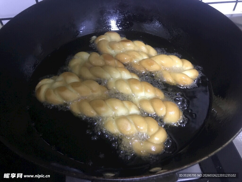 锅中油炸金黄麻花