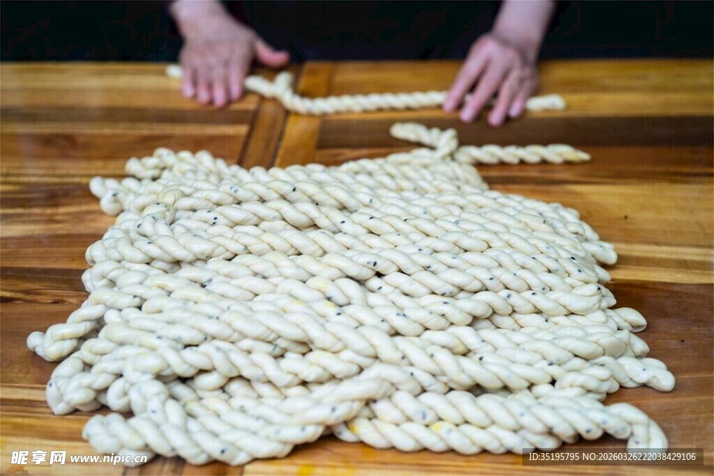 手工制作美味麻花现场