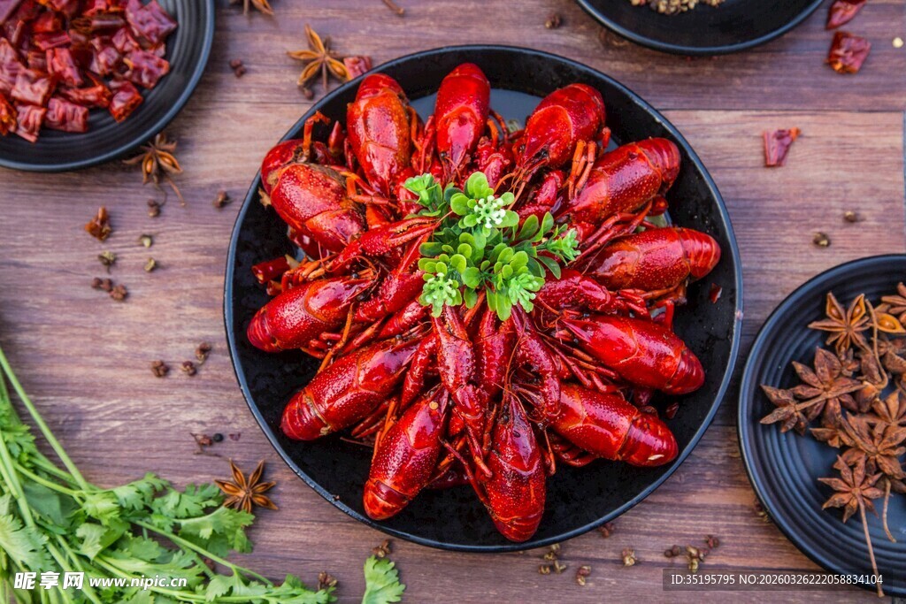 美味小龙虾摆放在木桌上