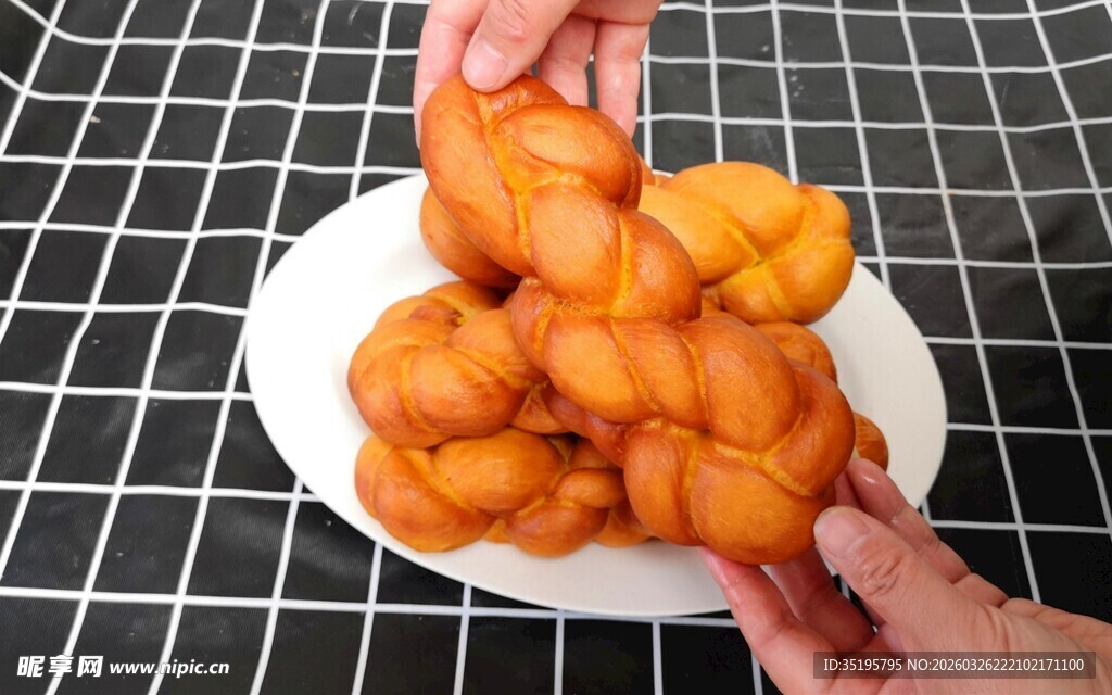 双手捧起盘中美味炸物