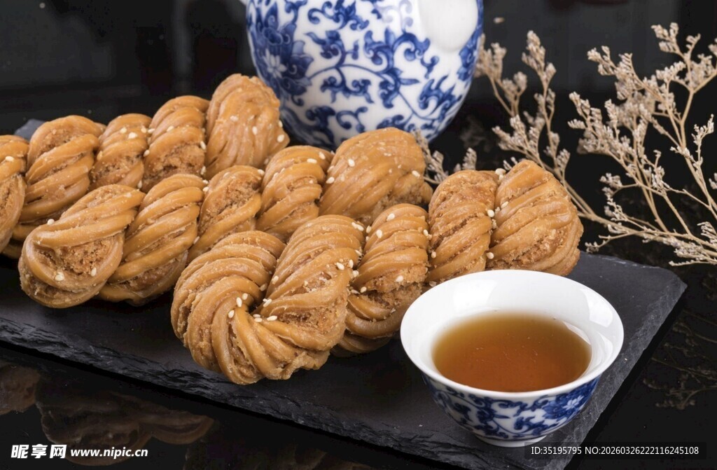 传统麻花配茶中式美味