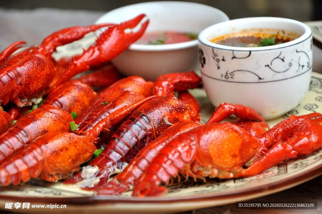 美味小龙虾配特色蘸料