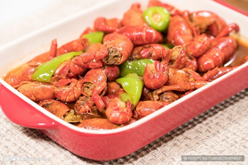 红盆中美味的辣椒炒龙虾
