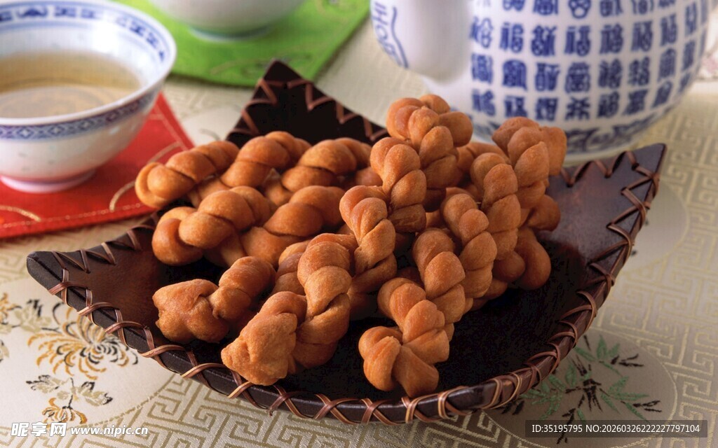 美味麻花摆放在编织盘中