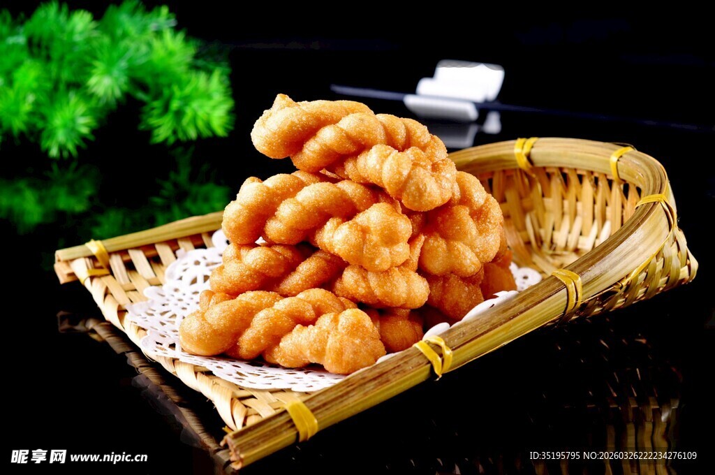 竹篮里的美味油炸小食