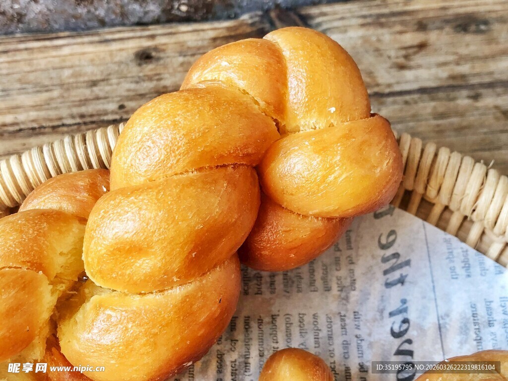 金黄麻花置于篮中