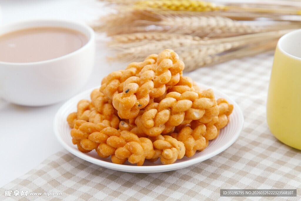美味麻花搭配饮品与麦穗