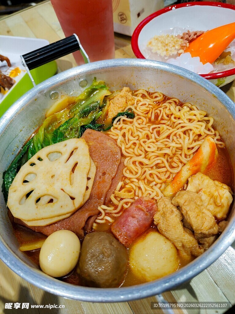 美味丰盛的自煮火锅套餐