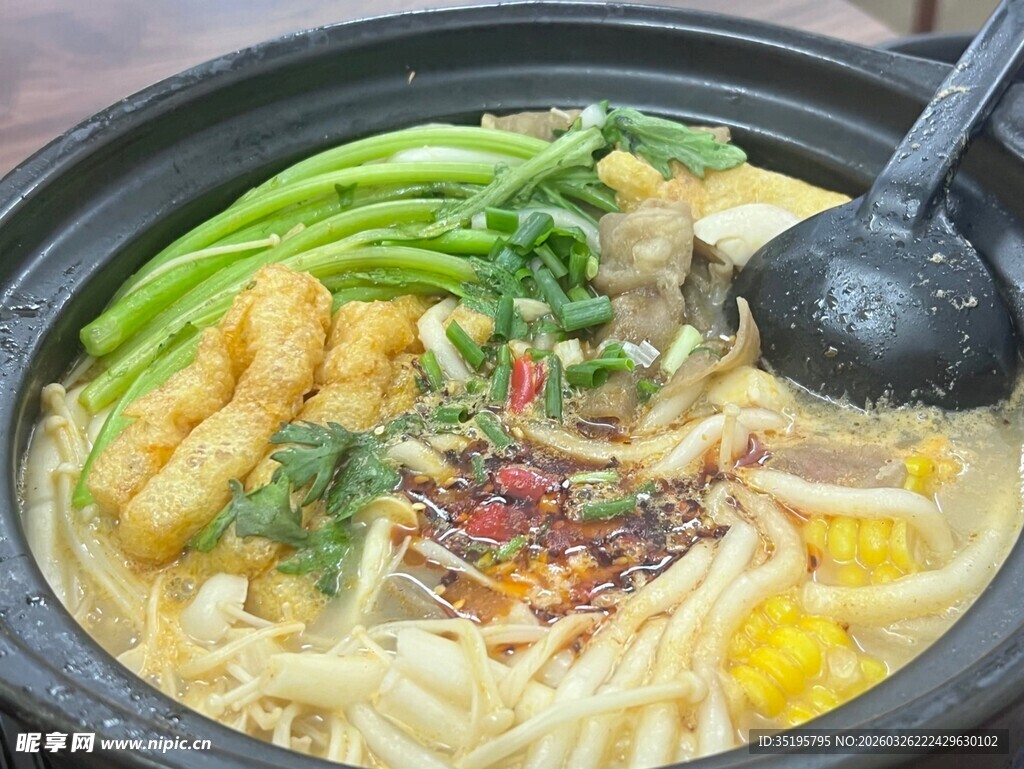 美味蔬菜米线砂锅