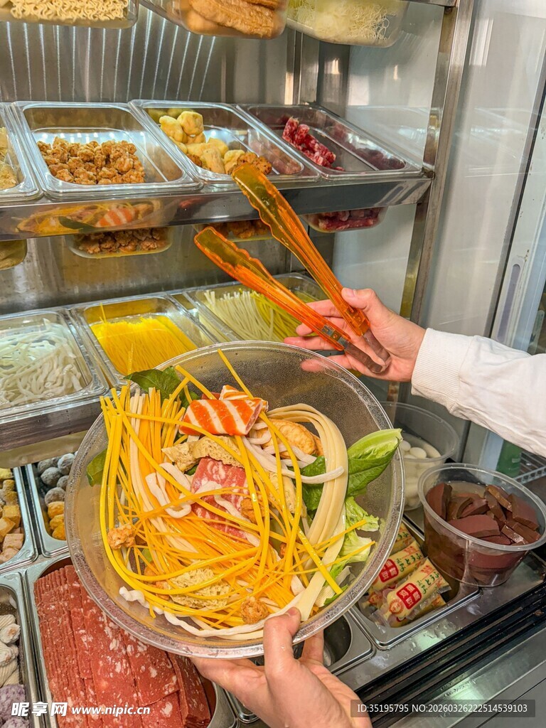 自助餐厅美食挑选瞬间