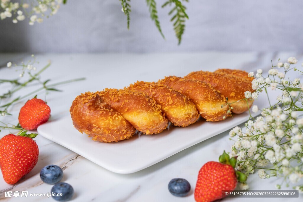 美味糕点配新鲜浆果