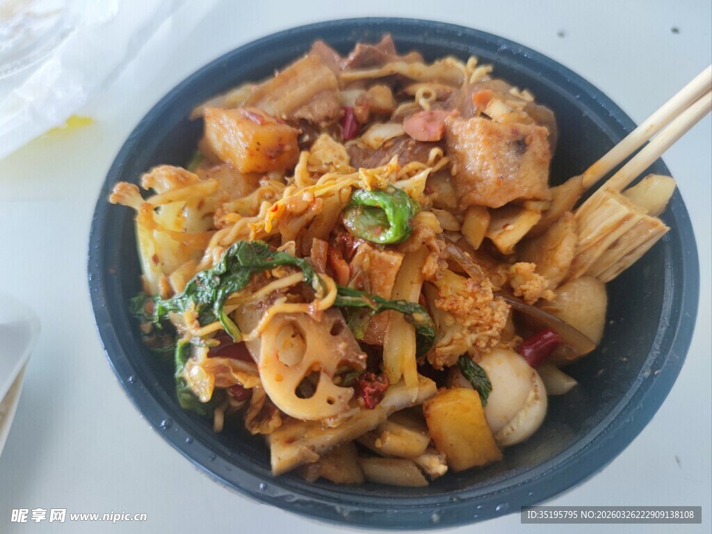 美味炒面配筷子