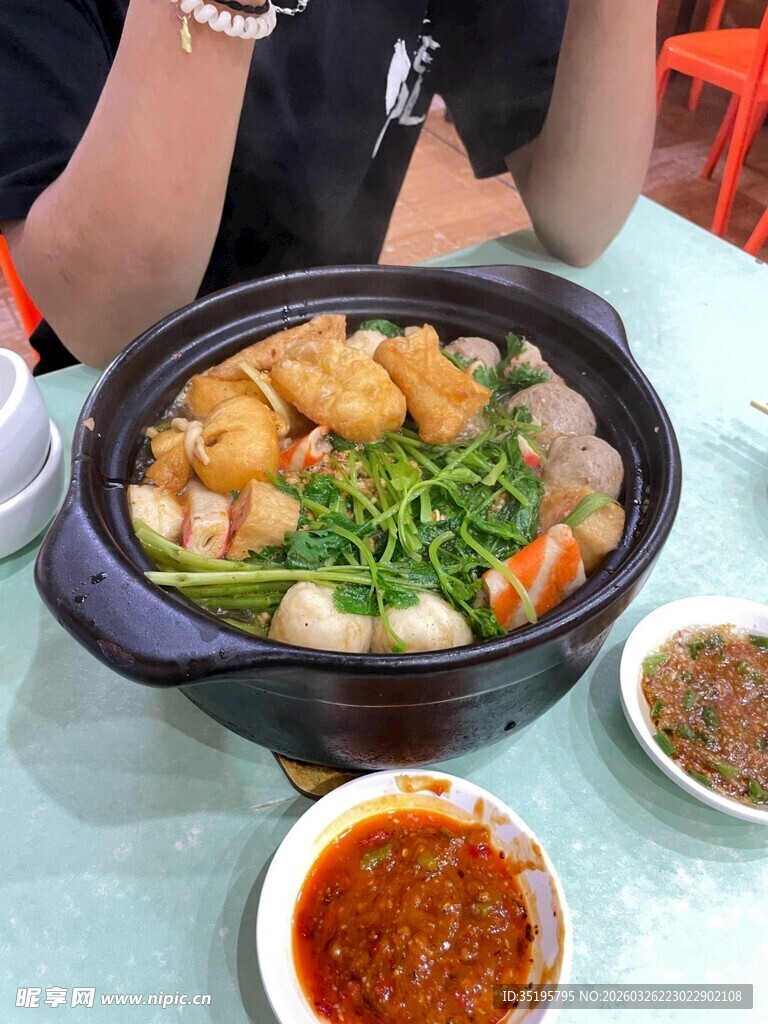 美味火锅配菜丰富诱人