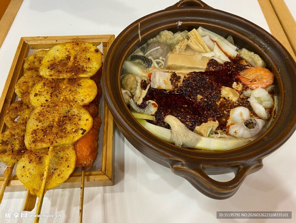 美味砂锅搭配金黄炸物