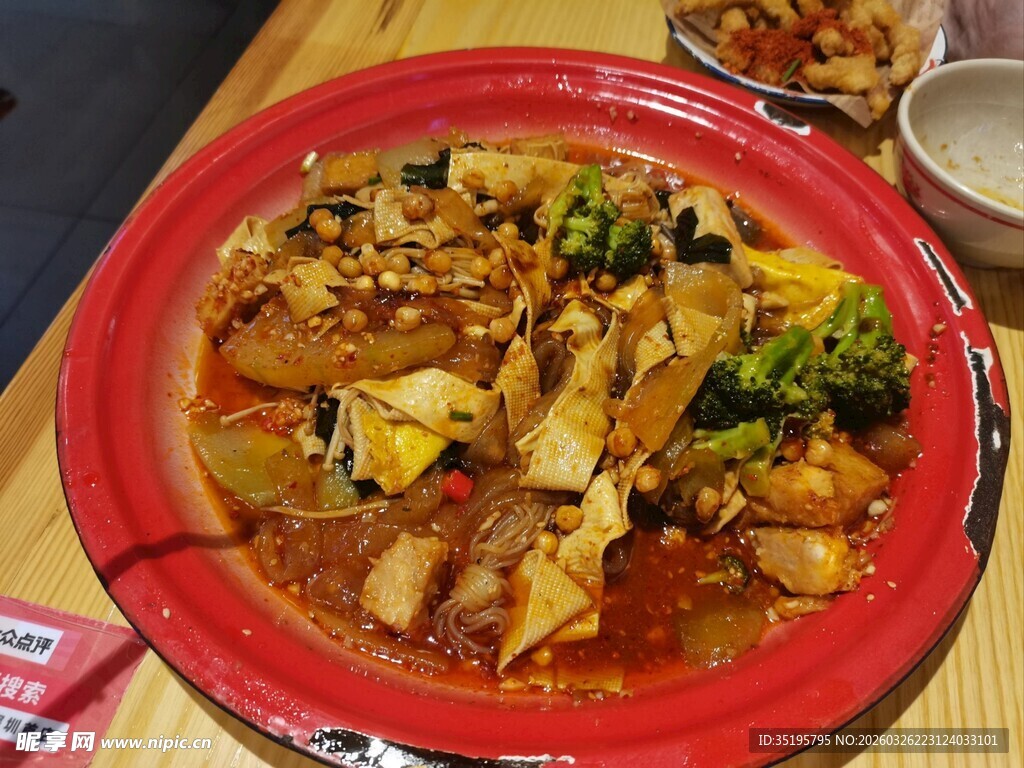 美味红碗麻辣烫诱人呈现