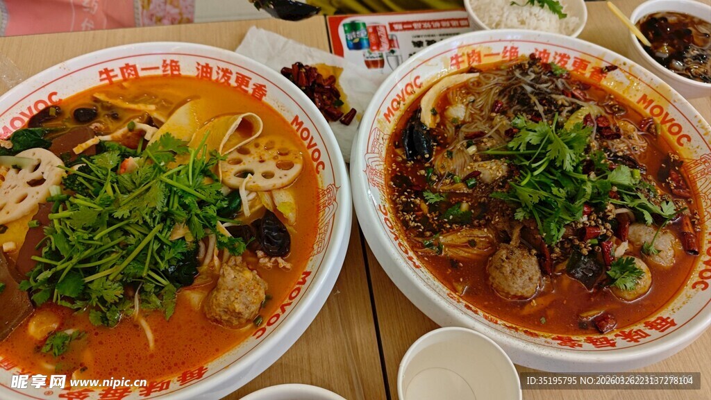 两碗美味特色汤面