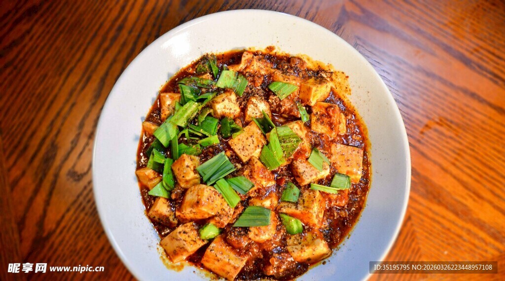 美味麻婆豆腐摆于碗中