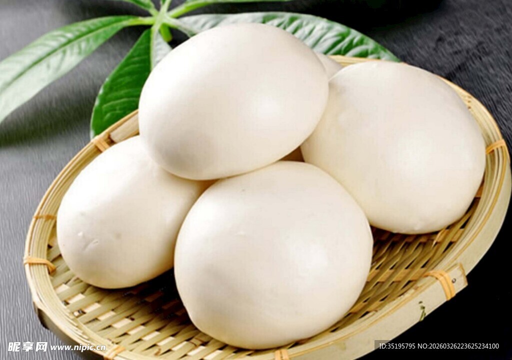 竹篮里的美味白馒头