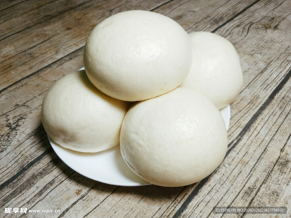 白胖馒头堆叠在盘中