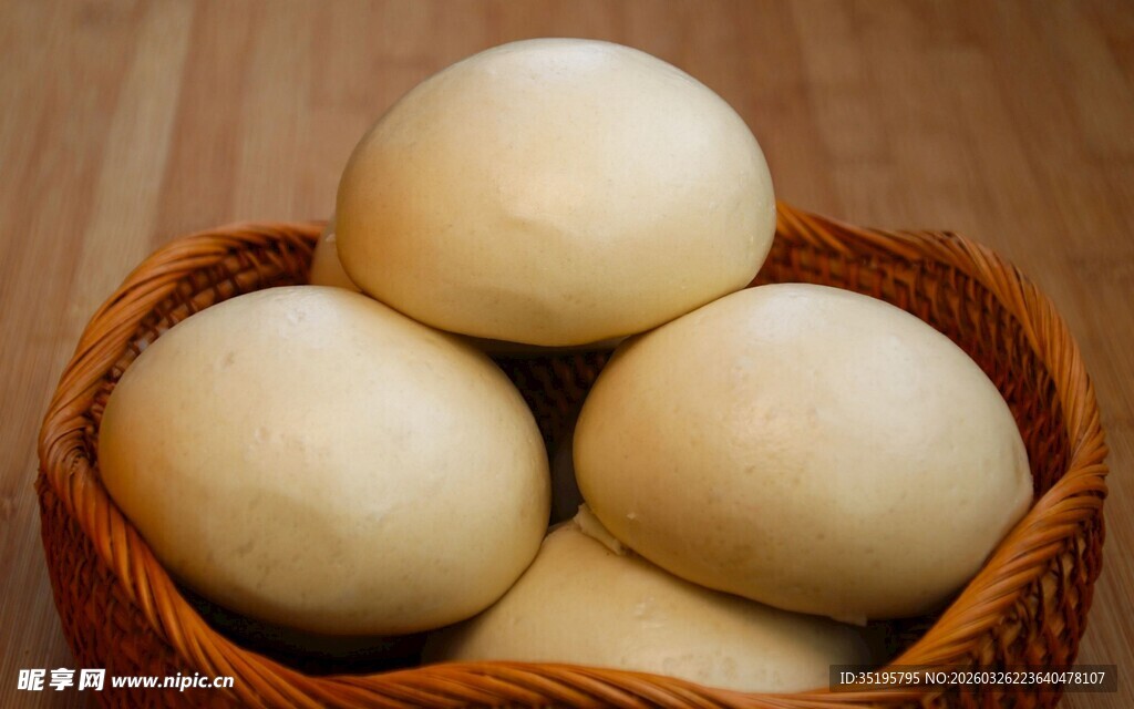 竹篮里的美味白面馒头