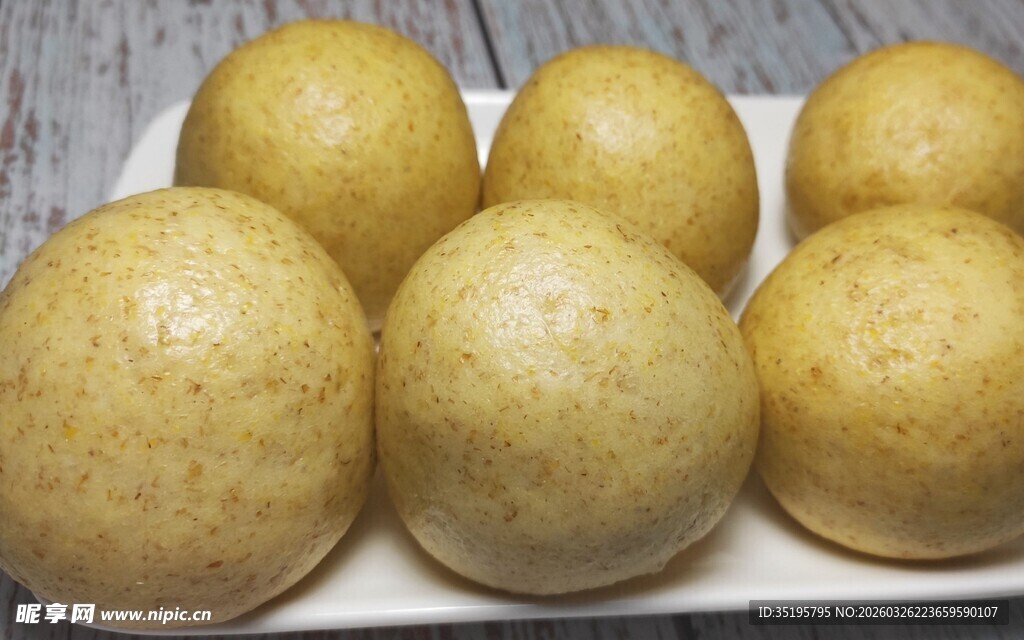 一盘金黄圆润的馒头