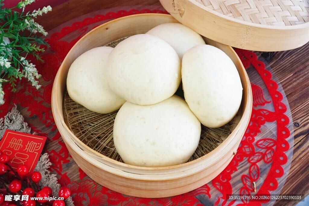 竹制蒸笼里的美味白馒头