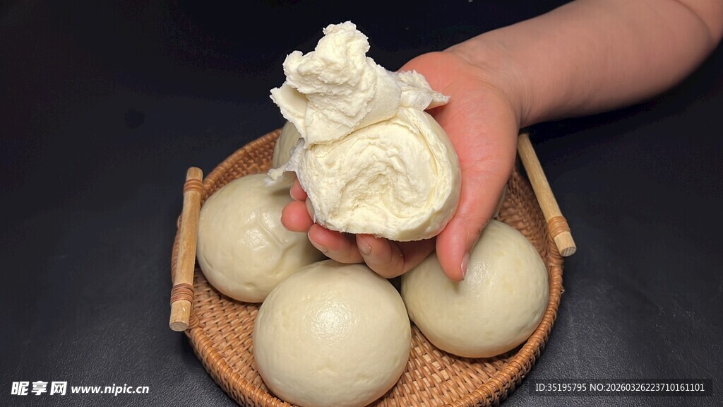 手捧馒头与竹篮中的馒头