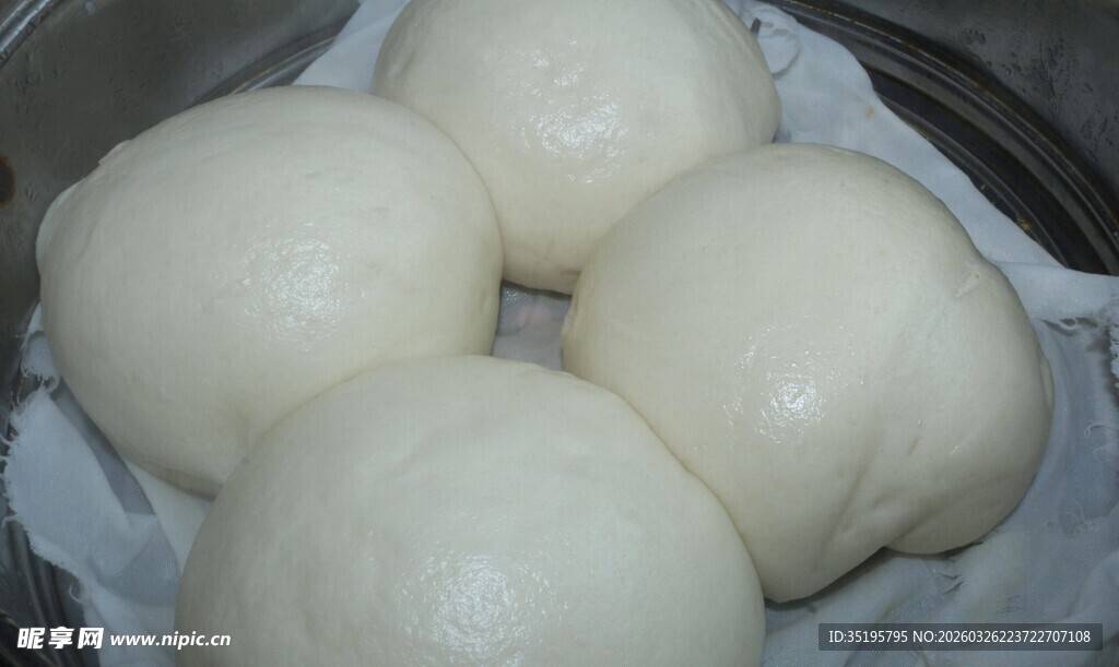 蒸笼里的雪白大馒头
