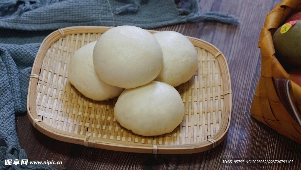 竹盘上的美味白面馒头