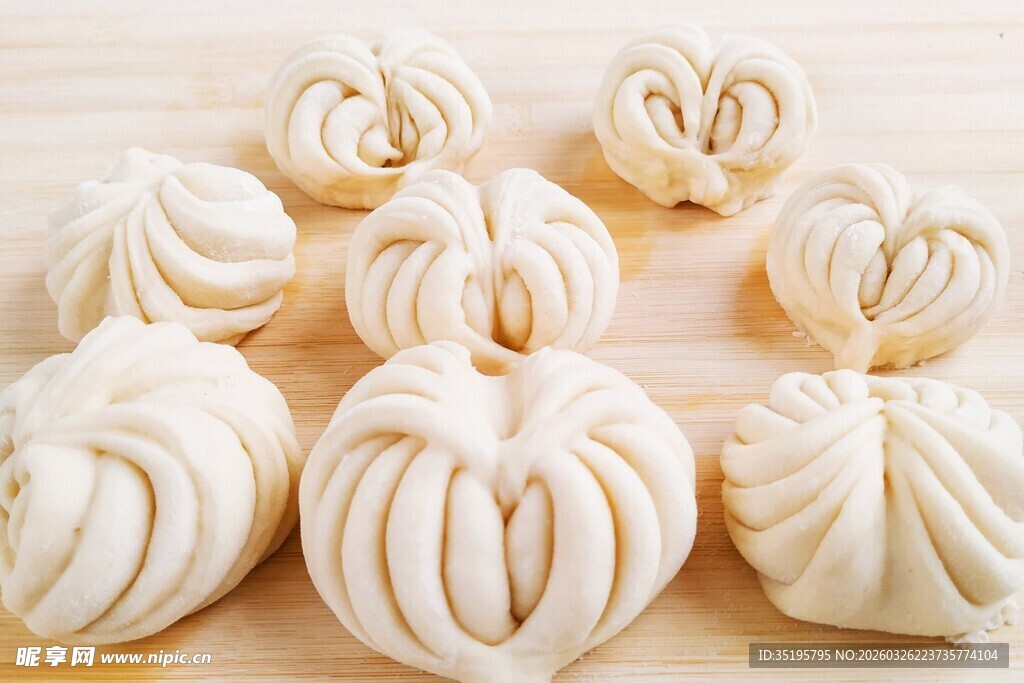 花样白面馒头整齐摆放