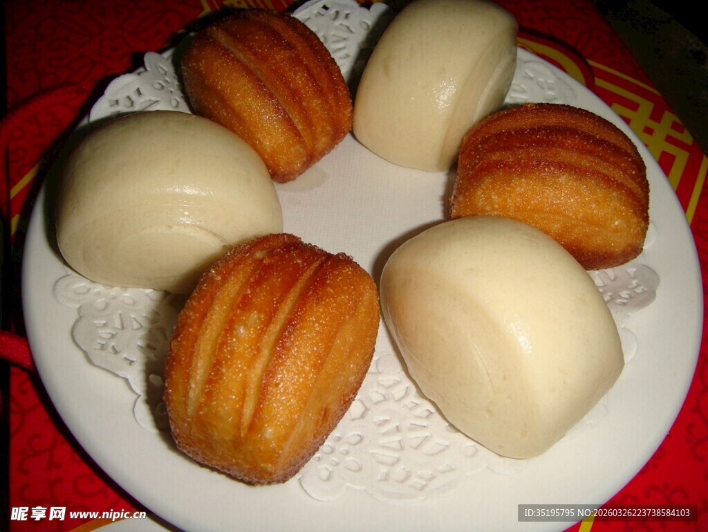 双色糕点摆放在白色盘上