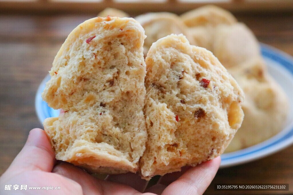 手中的美味蓬松发面食品