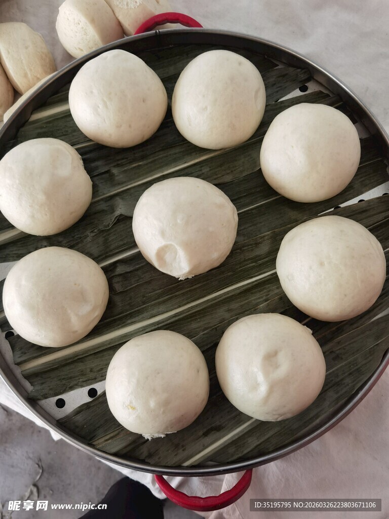 蒸笼里的手工白面馒头