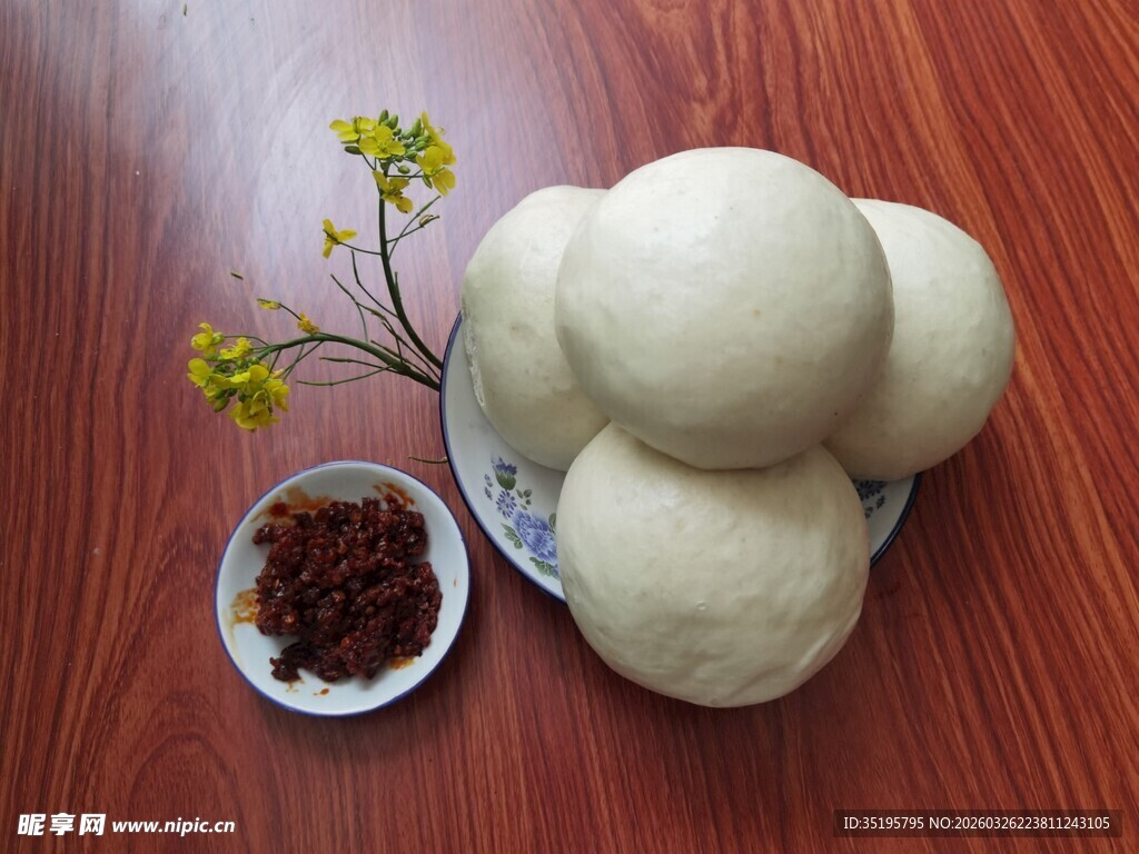 白面大馒头配香辣酱料