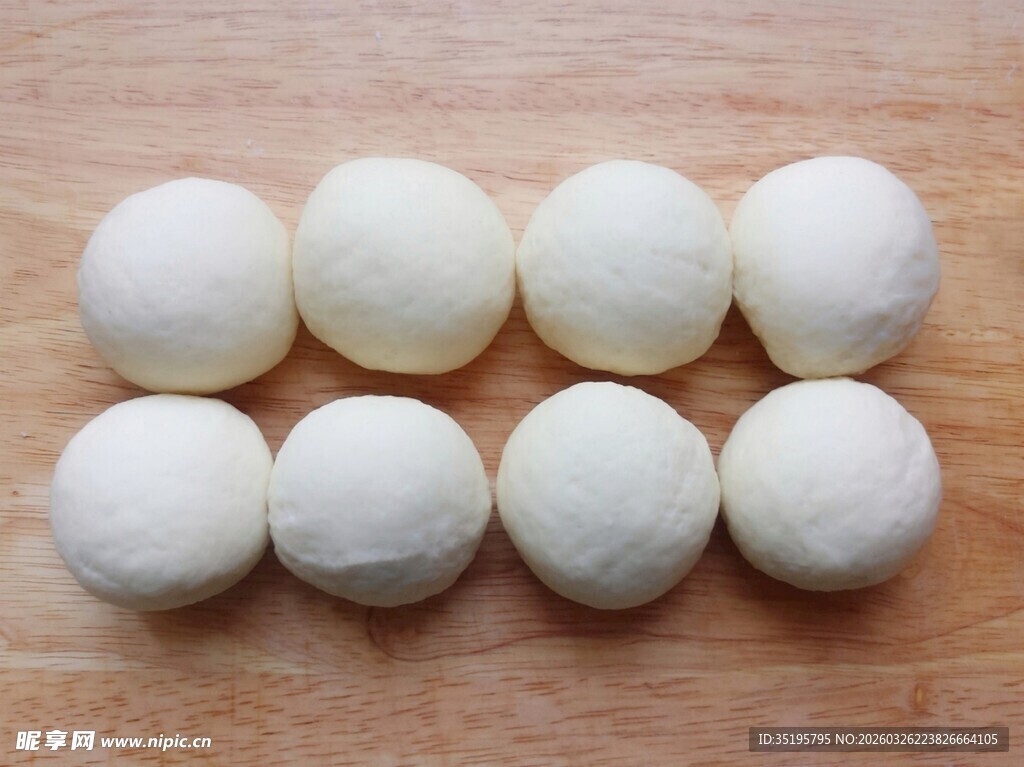 白色圆球整齐排列