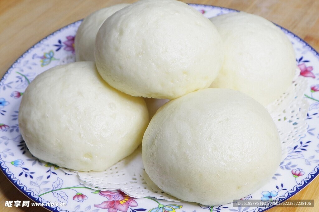瓷盘上的美味白面馒头