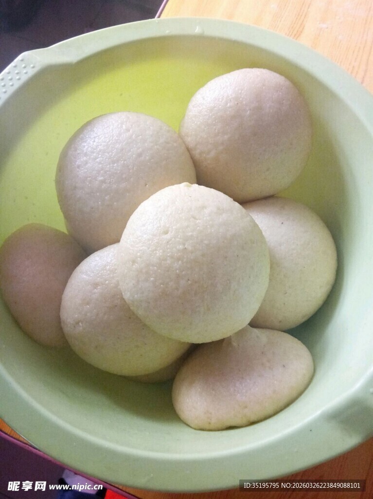 碗中摆放的白白圆馒头