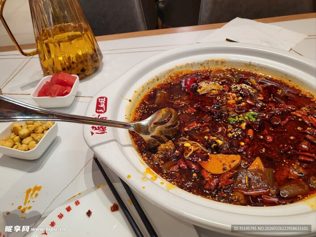麻辣鲜香的特色火锅盛宴