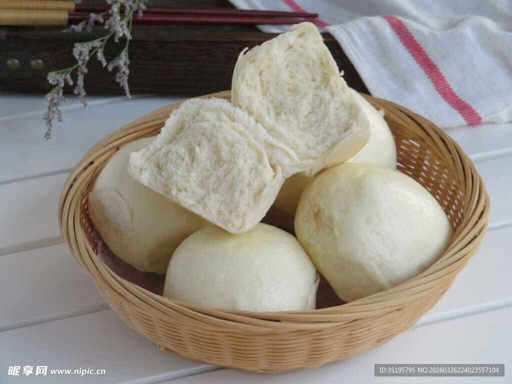 竹篮中的美味白面馒头