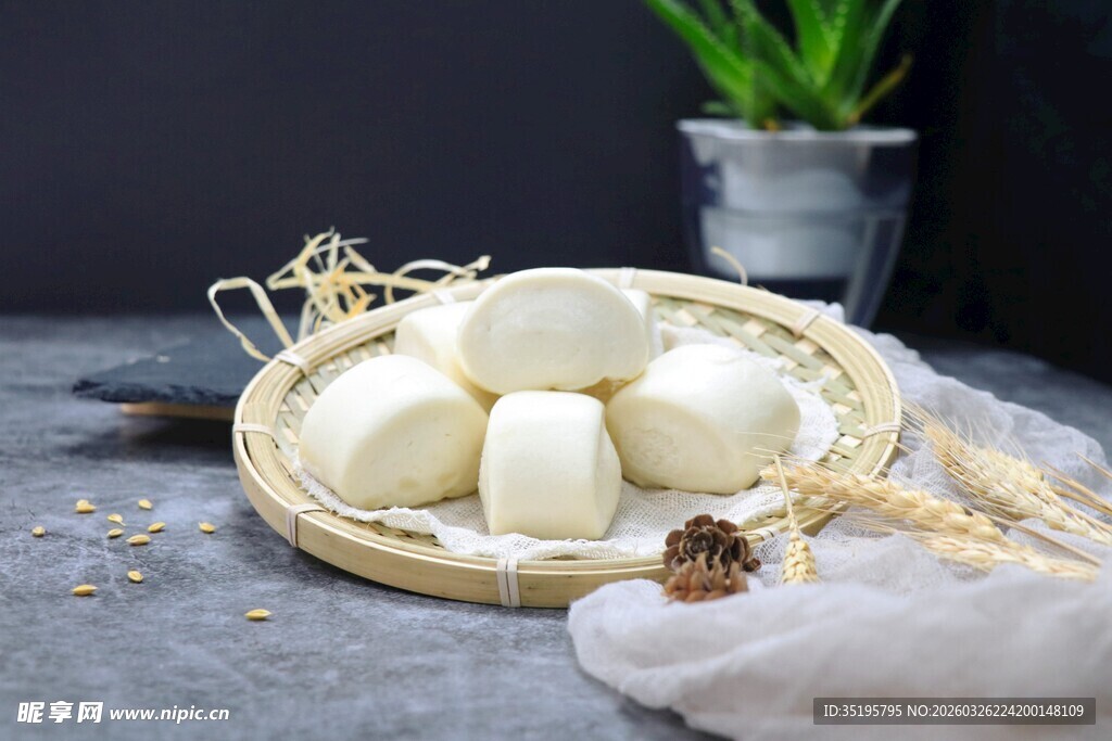 竹篮里的白胖馒头