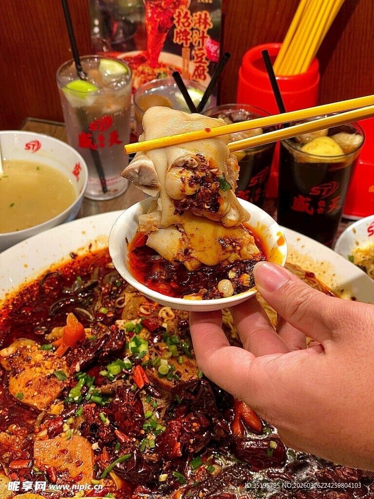 美味火锅佳肴诱人品尝