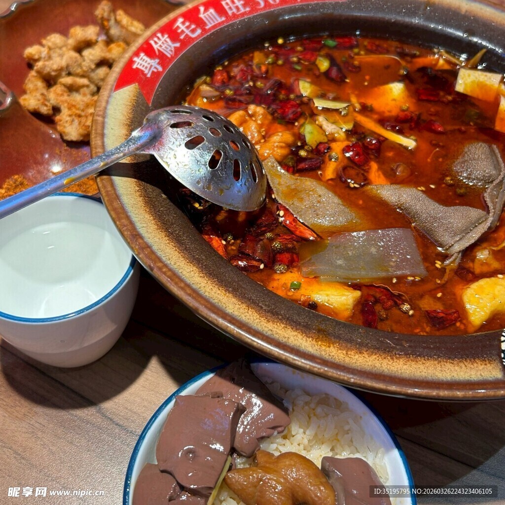 热气腾腾的美味麻辣火锅