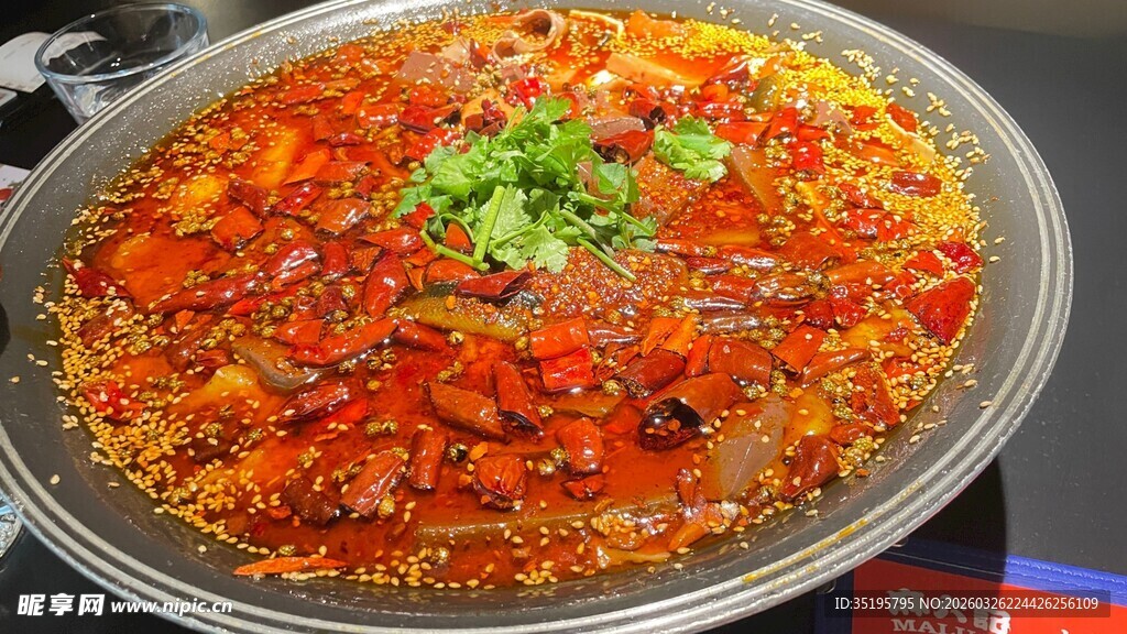 麻辣鲜香的诱人红油火锅
