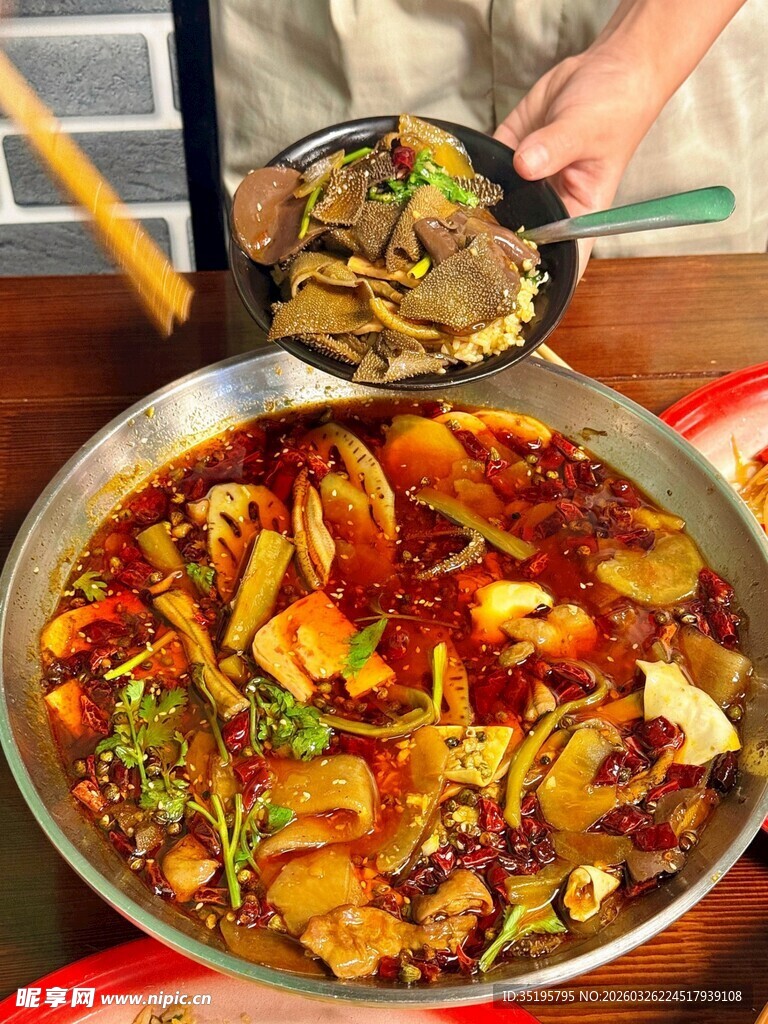 美味火锅食材正准备下锅