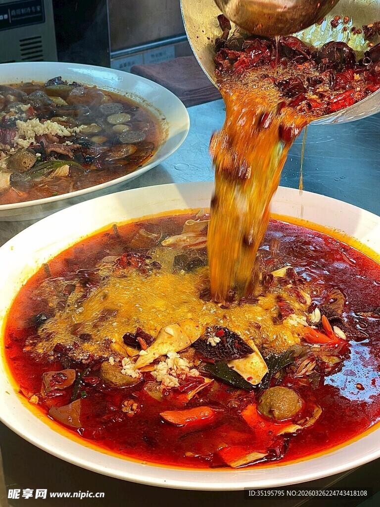 香浓火锅底料正倒入锅中