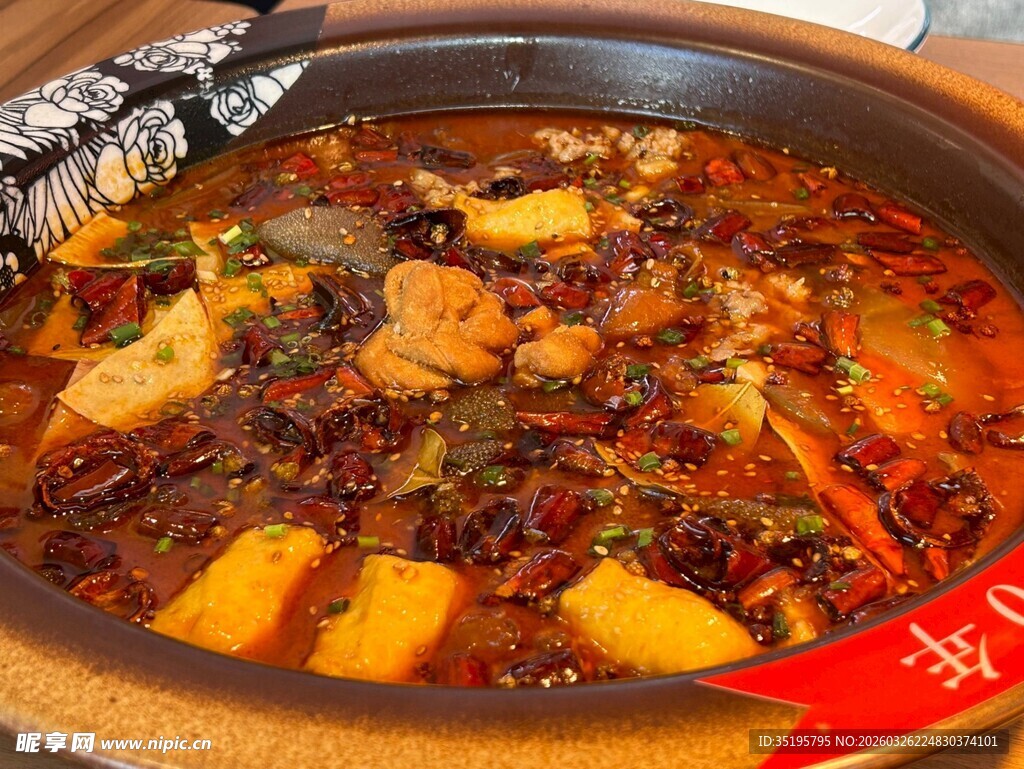 美味麻辣火锅诱人呈现