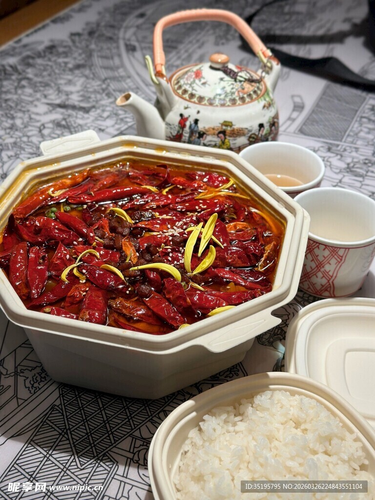 美味红汤火锅热气腾腾