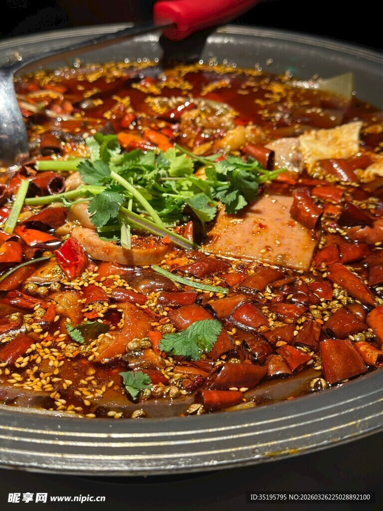 美味麻辣火锅诱人呈现