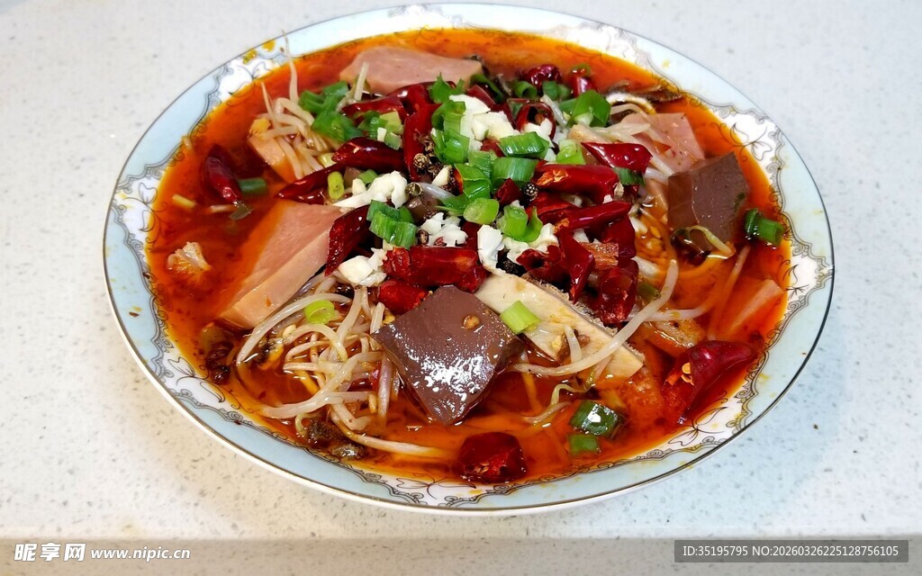 美味红油鸭血粉丝汤