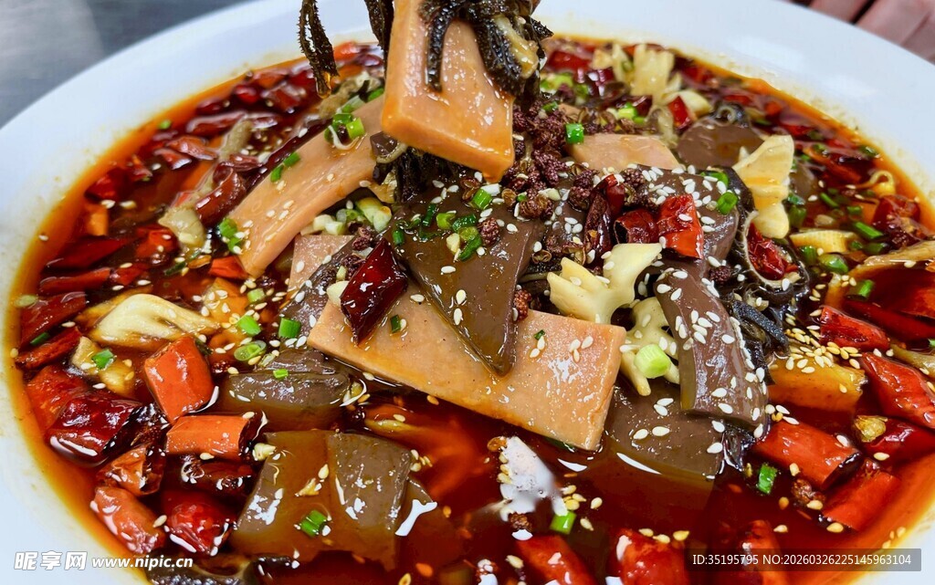 香辣美味的特色卤味拼盘